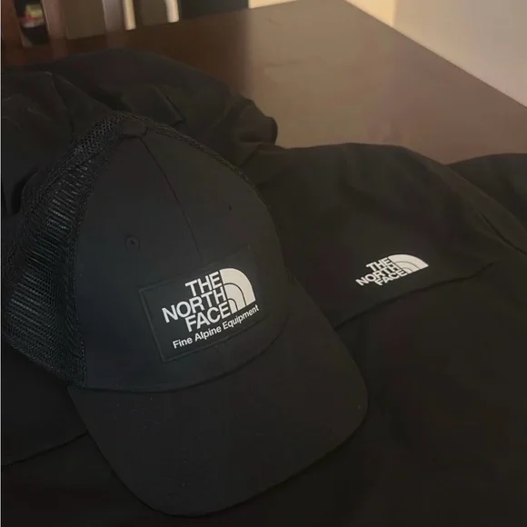 The North Face Men's Black Performance Jacket - Picture 5 of 7